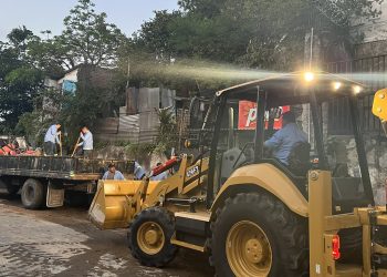 Cuadrilla de «cazafugas» de ANDA culmina reparaciones en calle a Huizúcar