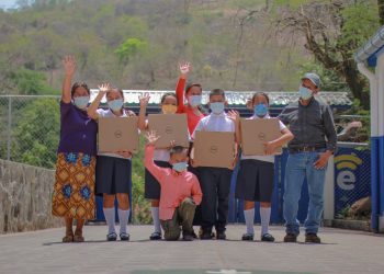 Alumnos de 13 centros educativos reciben computadoras en Chiltiupán, La Libertad