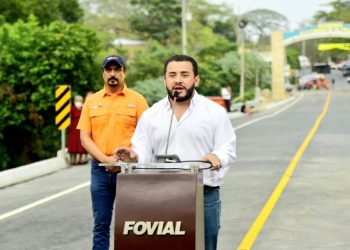 Ministro de Obras Públicas entrega nuevo puente sobre el río Guaxala, en el municipio de El Rosario, La Paz