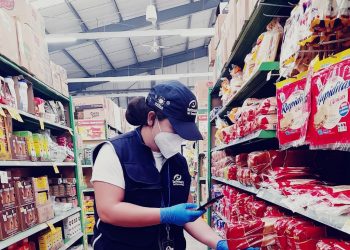 Defensoría del Consumidor realiza verificación de precios de combustible y alimentos en San Salvador