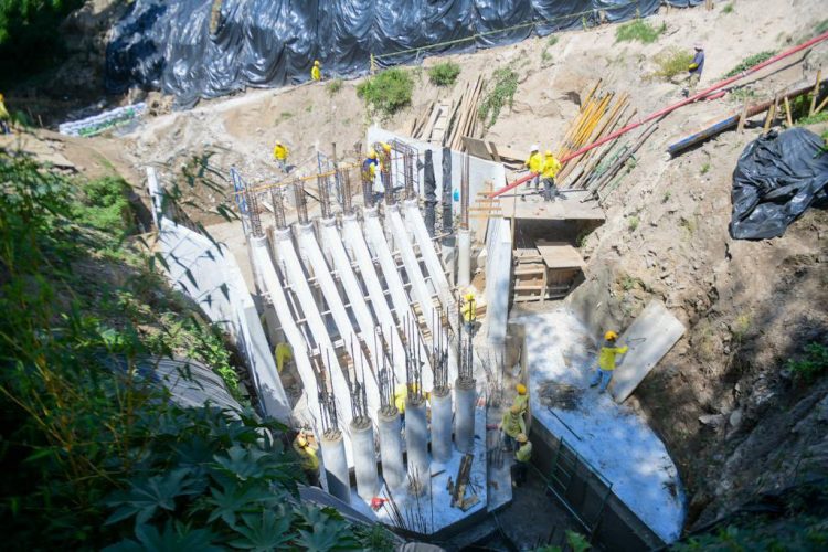 En Jardines del Bulevar realizan una obra de mitigación con $500,000, aproximadamente para solucionar el problema de una cárcava.