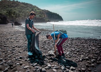 Realizan jornada de limpieza en playa El Zonte y colocación de riobardas en ecosistemas marinos