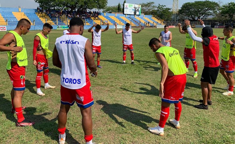 La dirigencia taurina tendría una deuda con los jugadores. Foro: Firpo.