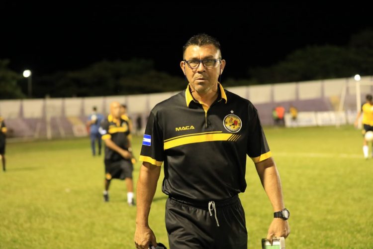 Memo Rivera, técnico de Platense. Foto: Guillermo Martínez.