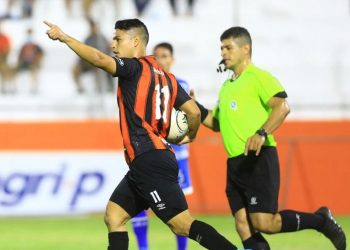 Kevin Santamaria, volante de Águila:  «Tenemos que luchar por revertir  las cosas en casa,  recibimos otro revés y nos molesta bastante»