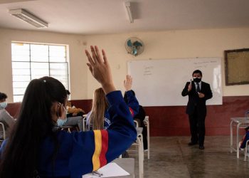 Perú amplía a 100% aforo de colegios tras regreso a presencialidad escolar