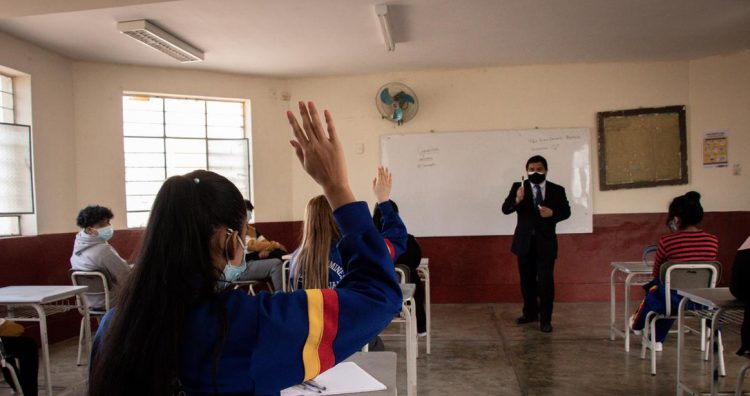 Perú amplía a 100% aforo de colegios tras regreso a presencialidad escolar
