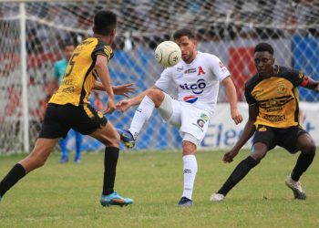 Alianza encontró oro en Zacatecoluca con un gol  de la Cabrita Portillo