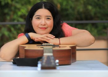 «Todos podemos compartir nuestro talento y dejar atrás los miedos e inseguridades»: Carol Hills, cantautora salvadoreña