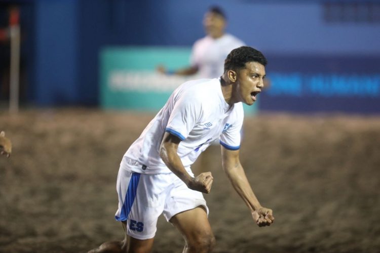 César Rivera, selecionado nacional y jugador de Barra de Santiago. Foro: Diario El Salvador.