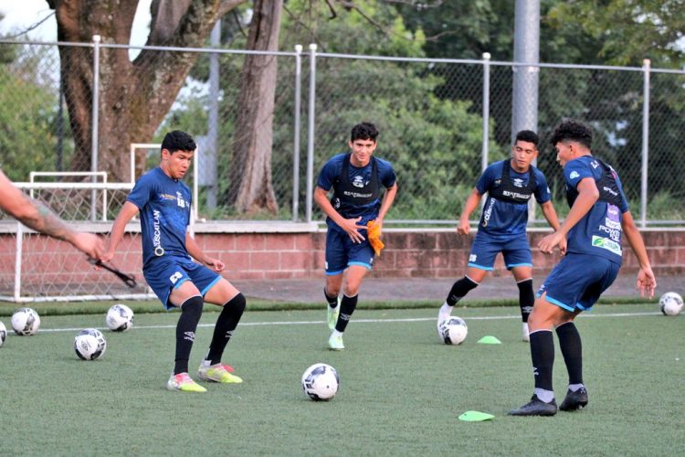 Gerson Pérez, técmico de la Sub-20 dio la nómina del equipo que llevará al Dallas Cup. Foto: Fesfut.