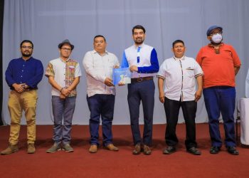 La Universidad de El Salvador recibe a «El Principito» náhuat-español
