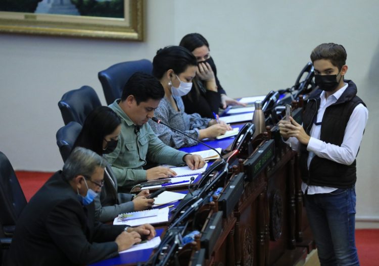 Separada. La bancada del FMLN ya acumula
varias votaciones dividida.