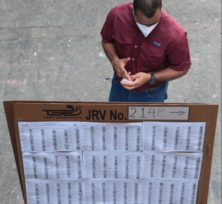 Proyección. El número de salvadoreños en el
padrón electoral crecerá antes de la próxima
elección.