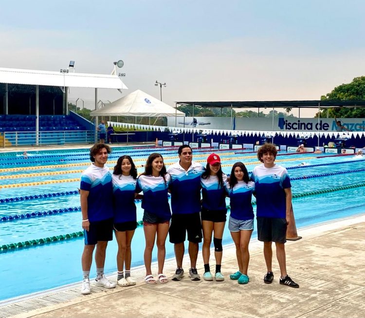 Delegación de nadadores del Cub Aqua Center, que el fin de semana compitió en Mazatenango, Guatemala. Foto/Aqua Center
