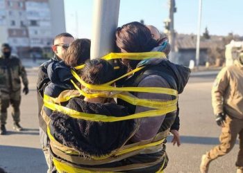 Ladrones en Ucrania reciben fuertes castigos en público casi semidesnudos