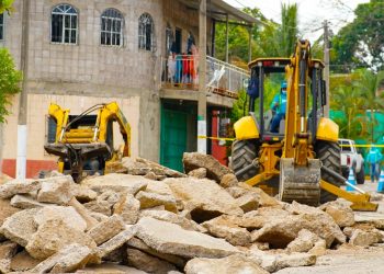 La Dirección de Obras Municipales interviene calles de concreto en Santa Ana