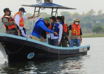 Presidente de ANDA y ministro de Medio Ambiente recolectan muestras en el lago de Güija para asegurar la calidad del agua