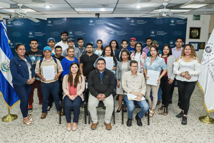 Los agricultores salvadoreños podrán certificarse como Técnicos Laborales Agropecuarios en Colombia.