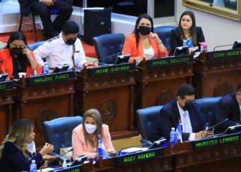 La bancada del FMLN defiende a Funes y aSánchez Cerén