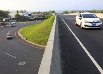 Ministerio de Obras Públicas entrega paso a desnivel entre carretera Comalapa y el Litoral