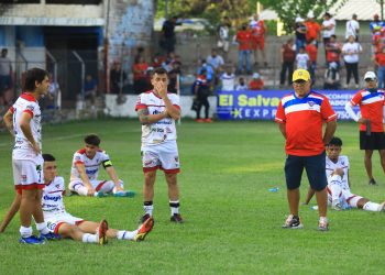 Eraldo Correia, técnico de Firpo: «No vemos la luz y definitivamente cada día la esperanza disminuye»