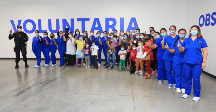 El trabajo en equipo de los doctores y el personal de logística ha permitido ofrecer un servicio eficiente de vacunación. 
Fotos: Sofía Mazariego
