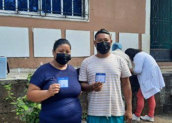 Pareja se coloca la tercera dosis de la vacuna en San Jorge, San Miguel