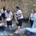 Participan en la tradicional lavada de ropa de Jesús