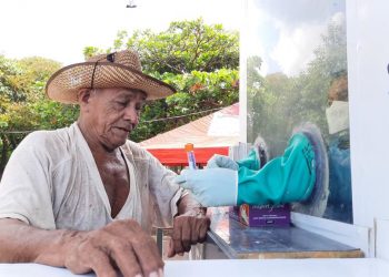 El Ministerio de Salud lleva tamizajes de la COVID-19 a la playa El Cuco y Suchitoto