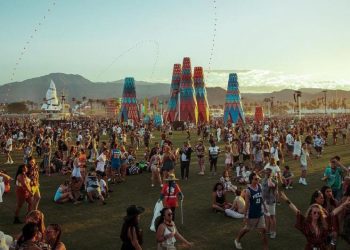 Miles de personas inundan festival de Coachella de vuelta tras pausa de tres años