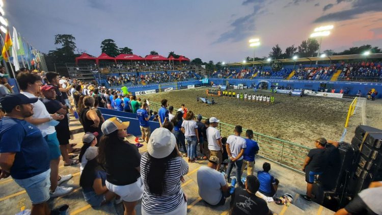 La afición nacional volvió a demostrar su apoyo incondicional para con ambas selecciones de fútbol playa. Foto/David Martínez