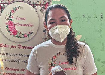 Emprendedora sale adelante con la fabricación de jabones
