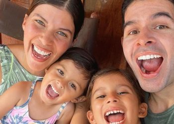 Salvadoreño abandona todo para viajar con su familia por el mundo