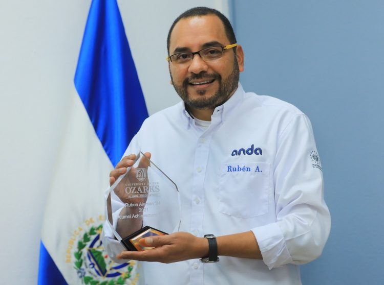 Labor. La Universidad de Ozarks entregó un reconocimiento a Alemán por su trabajo. Foto: Sofía Mazariego.
