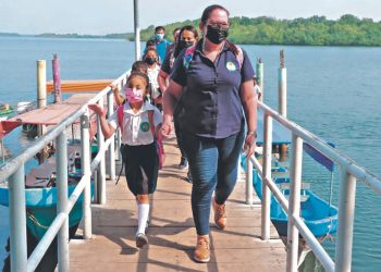 La vocación los motiva para viajar a dar clases a la isla Tasajera, en La Paz