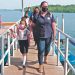 La vocación los motiva para viajar a dar clases a la isla Tasajera, en La Paz