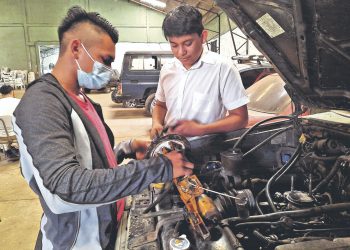 Instituto recibe 10 vehículos de la FGR para prácticas de estudiantes