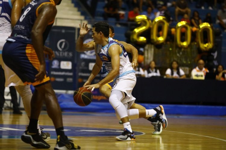 San Salvador doblegó a Santa Tecla 103 a 95, en el juego 2000 de la LMB que se llevó a cabo en el Gimnasio Nacional Adolfo Pineda. Fotos/Lester Hernández
