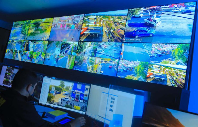 Monitoreo. El centro de videovigilancia es monitoreado todo el tiempo y permite una reacción
inmediata del Cuerpo de Agentes Municipales o de la Policía Nacional Civil.