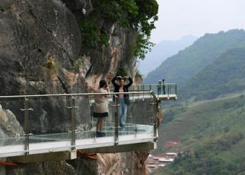 Vietnam inaugura un vertiginoso puente de cristal entre dos montañas