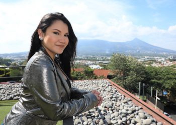 «Quiero llevar en alto el nombre de El Salvador y crecer en el mundo de la música», Kennya Padrón, cantante salvadoreña