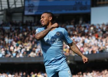 Manchester City resiste la presión del Liverpool y se mantiene líder