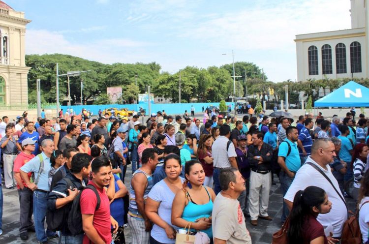 Grandes grupos de salvadoreños dieron su firma para lograr la oficialización de Nuevas Ideas como partido político.