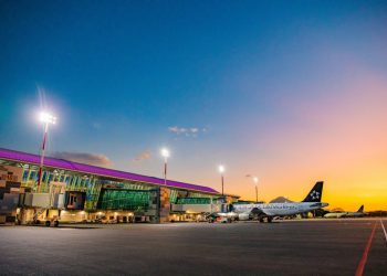 El Salvador negocia incorporación de una aerolínea dominicana