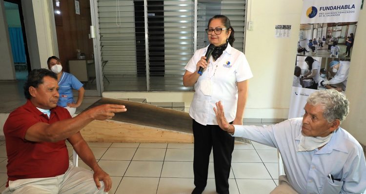 Pacientes de FUNDAHABLA reciben diferentes tipos de terapias durante sus sesiones de recuperación en la institución. Fotos: Guillermo Martínez