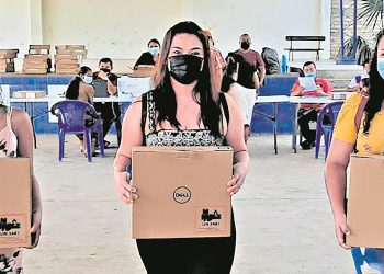 El Ministerio de Educación entrega computadoras en Atiquizaya