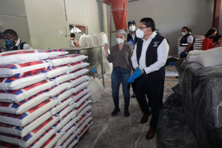 Ricardo Salazar encabezó el proceso de inspección de precios en la empresa distribuidora de granos básicos Omoa.