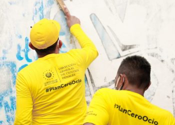 Reos en fase de confianza borran grafitis de pandillas en varias comunidades de El Salvador