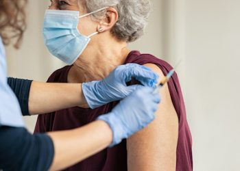 Japón aprueba cuarta dosis de vacuna contra COVID-19 para mayores de 60 años y adultos con afecciones médicas